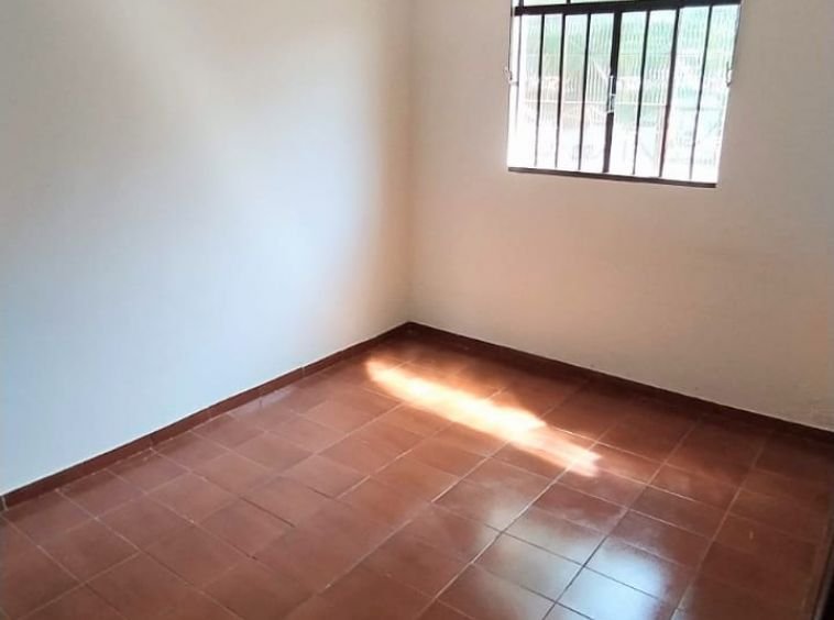CASA DE ALVENARIA AOS FUNDOS NO CENTRO